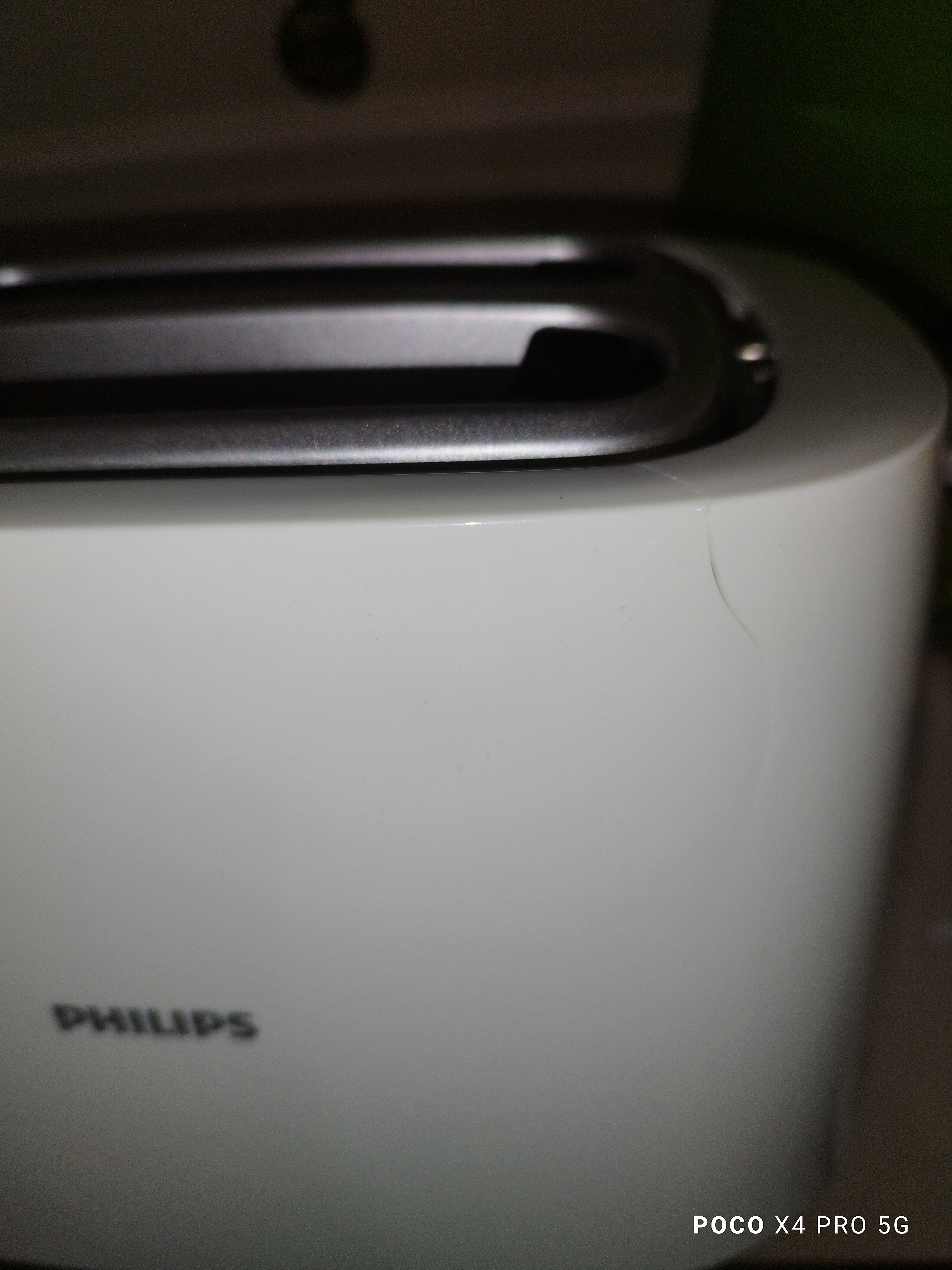 توستر فیلیپس مدل HD2581 رنگ سفید دارای ترک خیلی ریز طبق تصویر